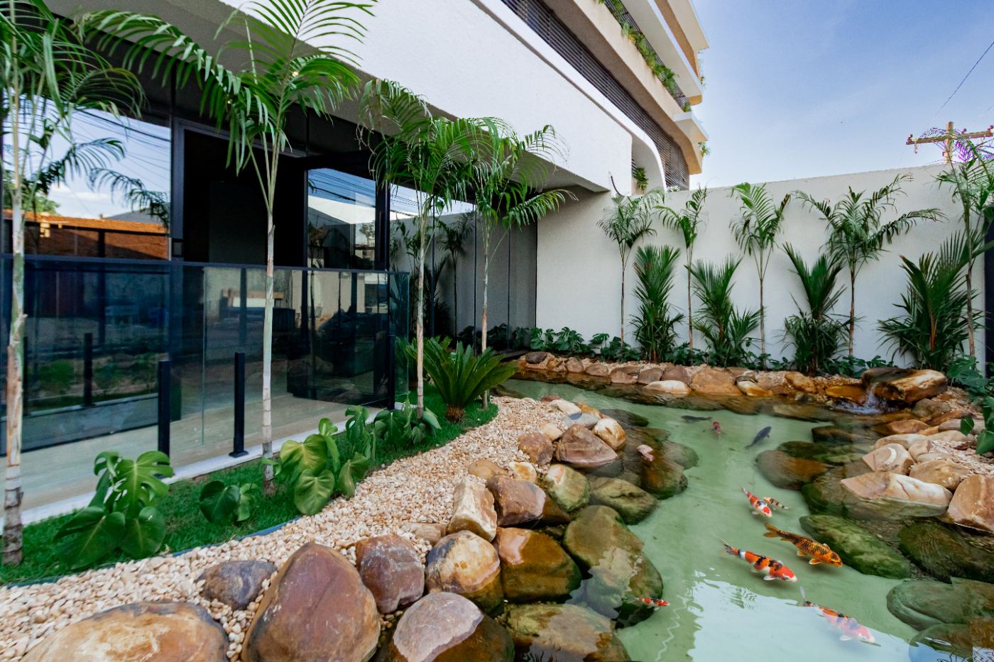 Pulmão verde e lago ornamental